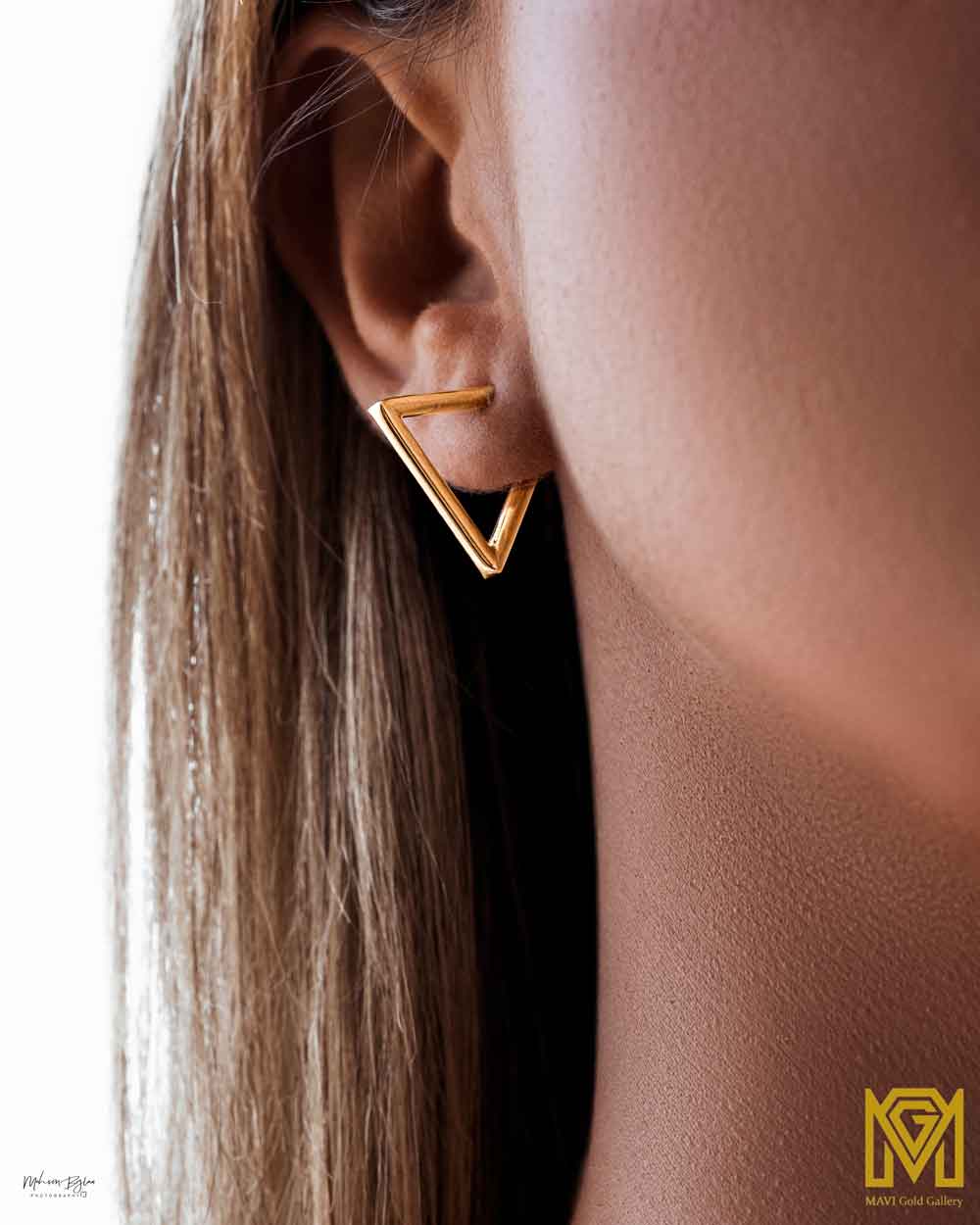 mavigoldgallery_earrings-triangle-model