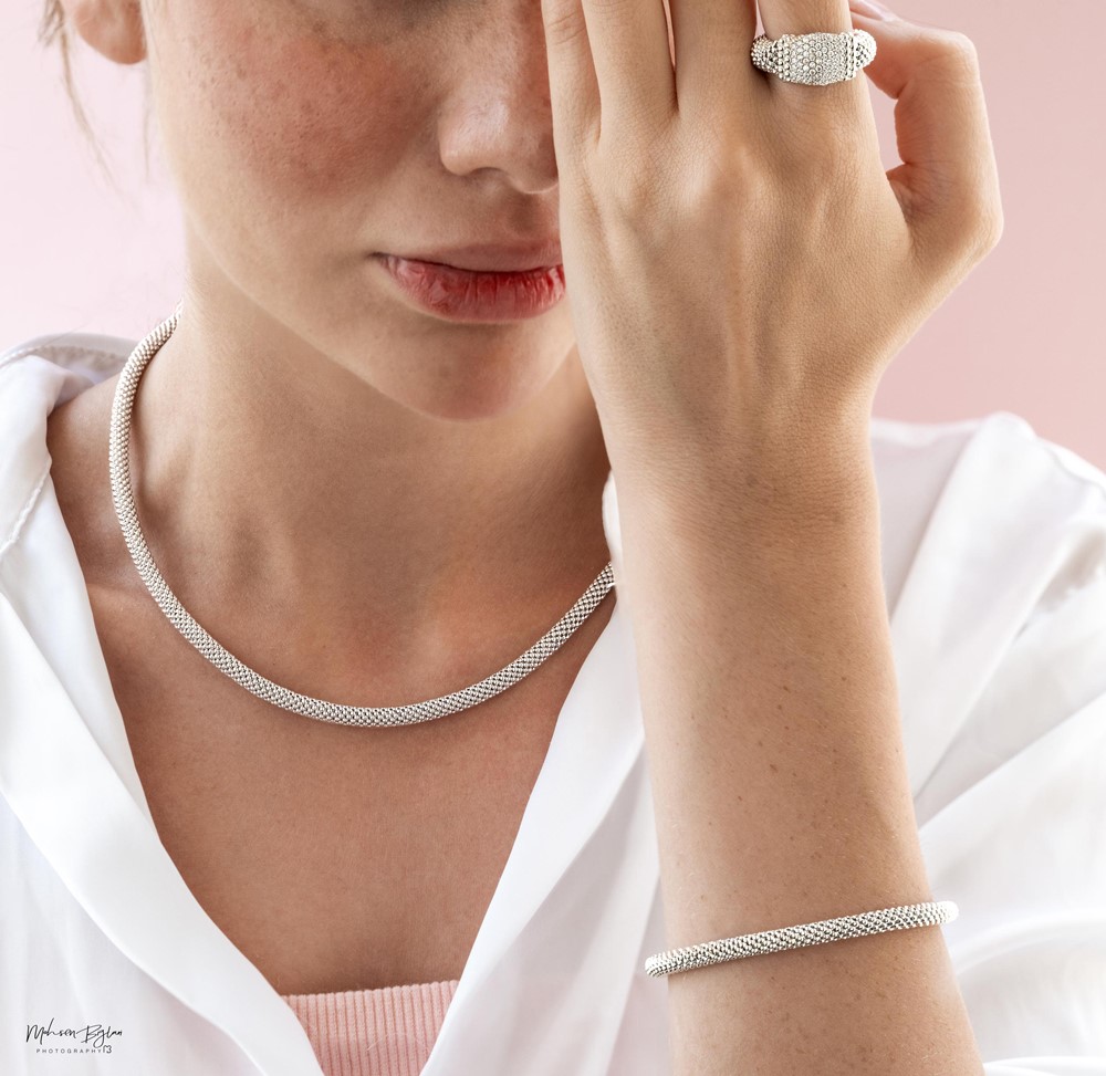 mavigoldgallery_bracelet-jesika-turk-white-model