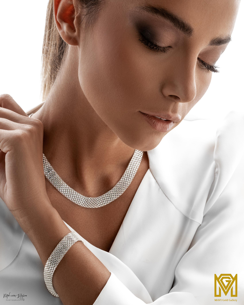 mavigoldgallery_necklaces-kaf-two-white-model