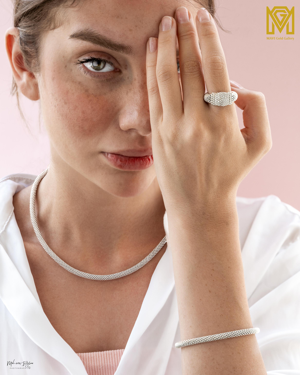 mavigoldgallery_ring-jessika-white-jeweled-model