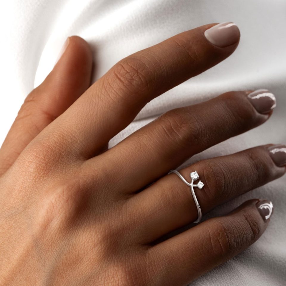 خرید انگشتر طلا دو نگین ریز و درشت سفید