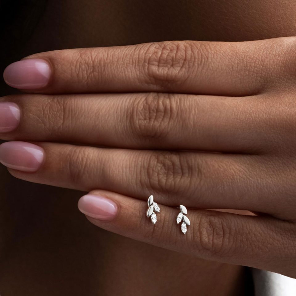 خرید گوشواره طلا چهار برگ ساده و نگینی سفید