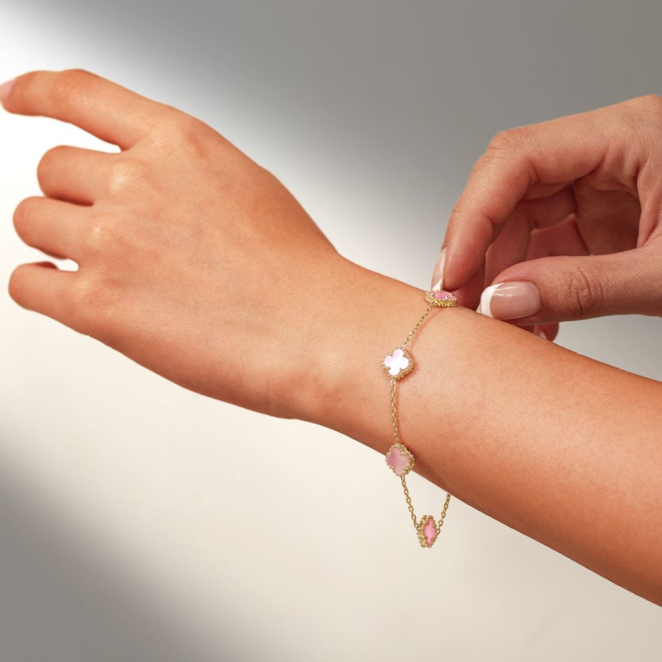 خرید دستبند طلا طرح گل صورتی صدفی گوارسه 5