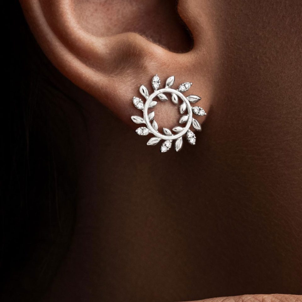 خرید گوشواره طلا دایره برگ زیتون نگینی سفید