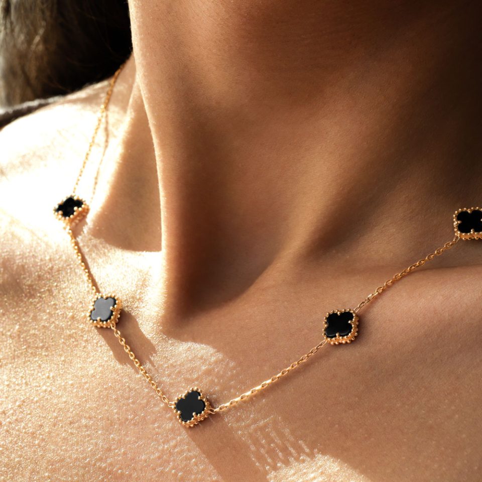 خرید گردنبند طلا طرح گل مشکی گوارسه 5